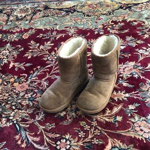 Ugg’s girls size 1 boot.